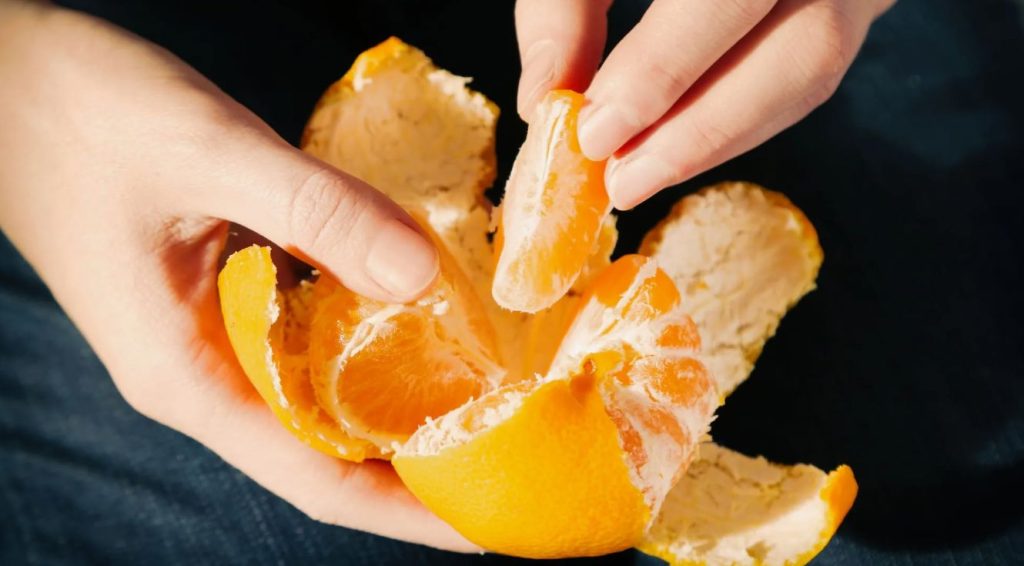 Sådan skræller du nemt en appelsin: enkle tricks