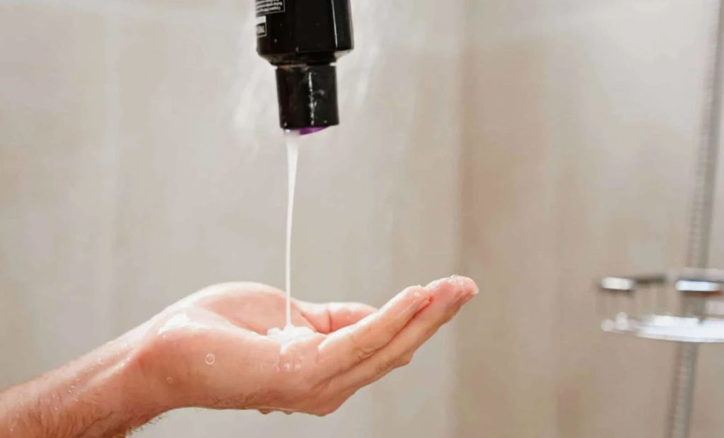 Sådan bruges shampoo til andre formål end det tilsigtede: et universelt husråd