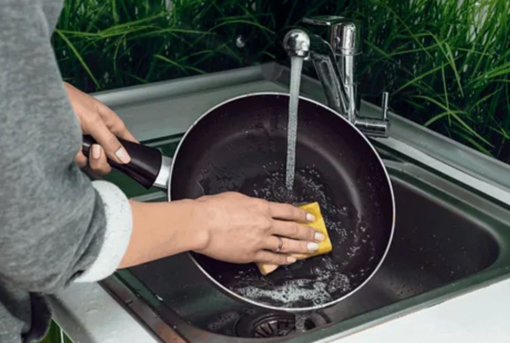 Sådan rengøres non-stick pander: praktiske køkkentips