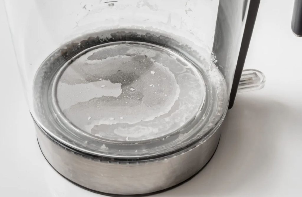 Sådan undgår du kalk i kedlen: en enkel ingrediens til hver dag
