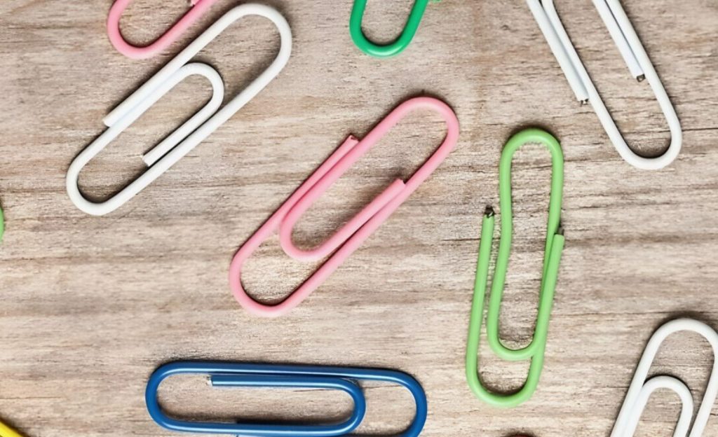 Hvorfor skal der være en papirclips i køkkenet: livstips, du ikke kendte til