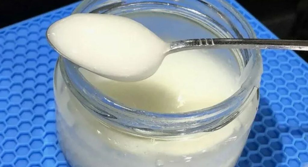 Hjemmelavet superlim på 5 minutter: en enkel opskrift med hverdagens ingredienser