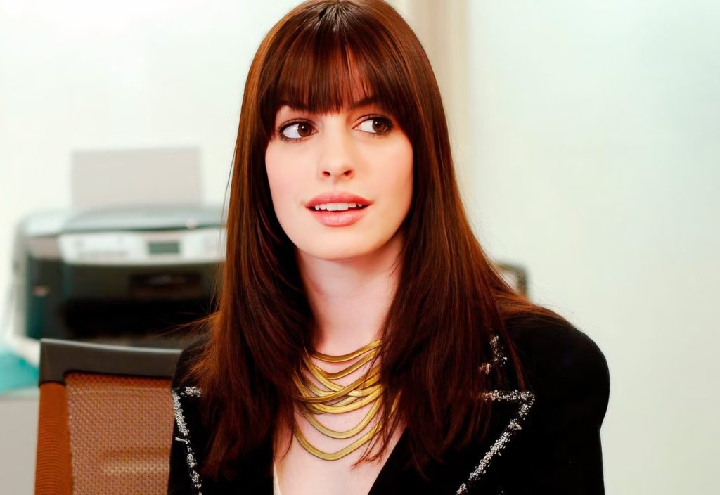 Det bliver en meget stilfuld film: nye fotos af Anne Hathaway fra optagelserne til 'The Devil Wears Prada 2'