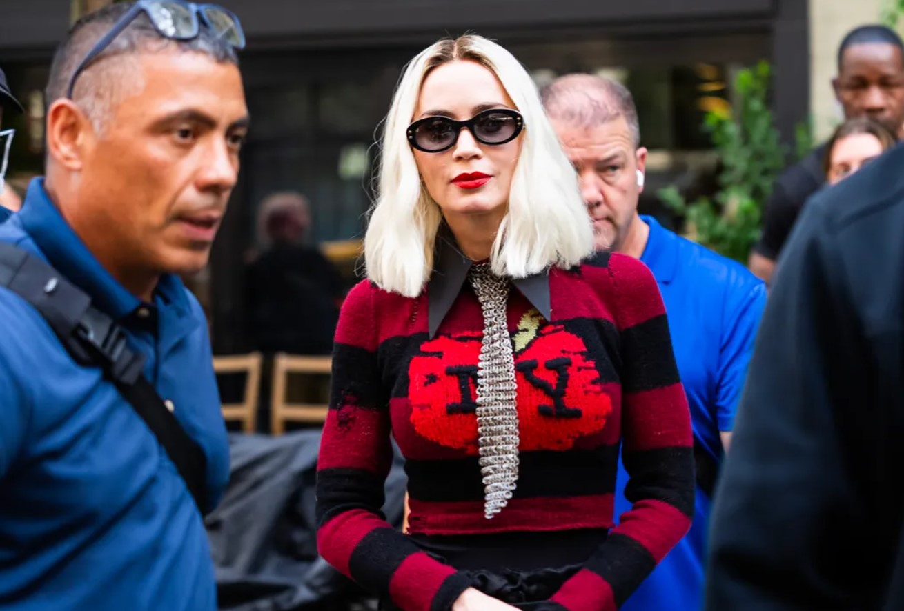 Det bliver en meget stilfuld film: nye fotos af Anne Hathaway fra optagelserne til 'The Devil Wears Prada 2'