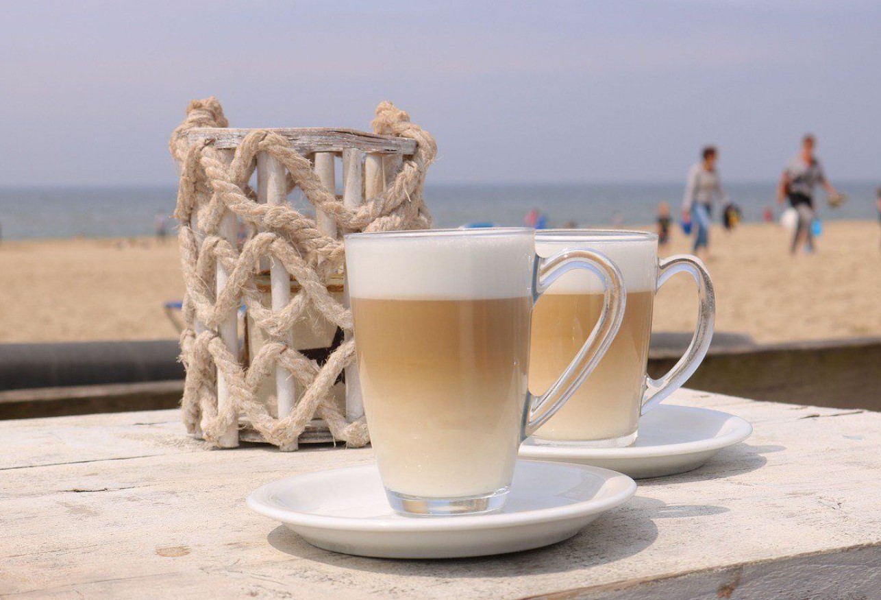 Har du lyst til en kop kaffe på en varm dag? Sådan påvirker dens egenskaber vores krop, når temperaturen er høj