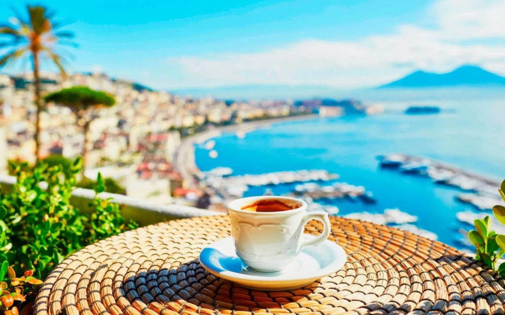 Har du lyst til en kop kaffe på en varm dag? Sådan påvirker dens egenskaber vores krop, når temperaturen er høj