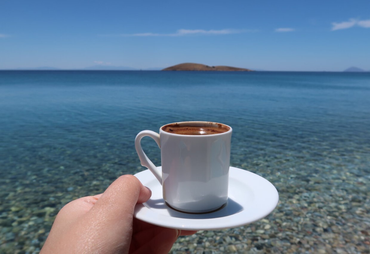 Har du lyst til en kop kaffe på en varm dag? Sådan påvirker dens egenskaber vores krop, når temperaturen er høj