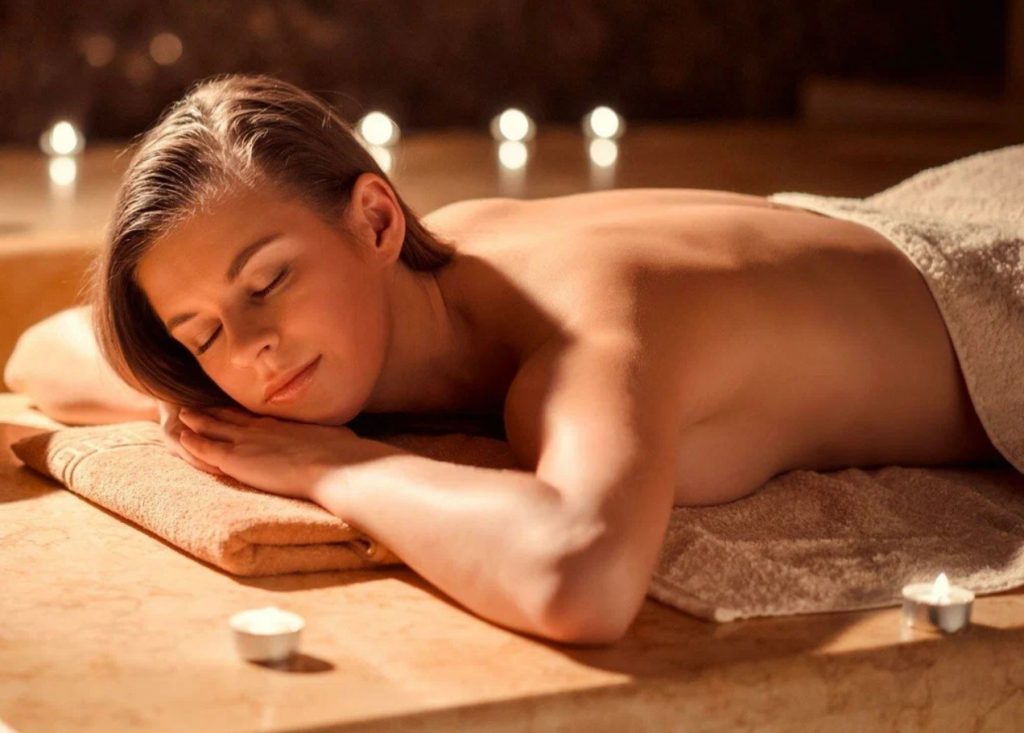 Sådan laver du sauna-honning, der fugter, eksfolierer og lysner på samme tid