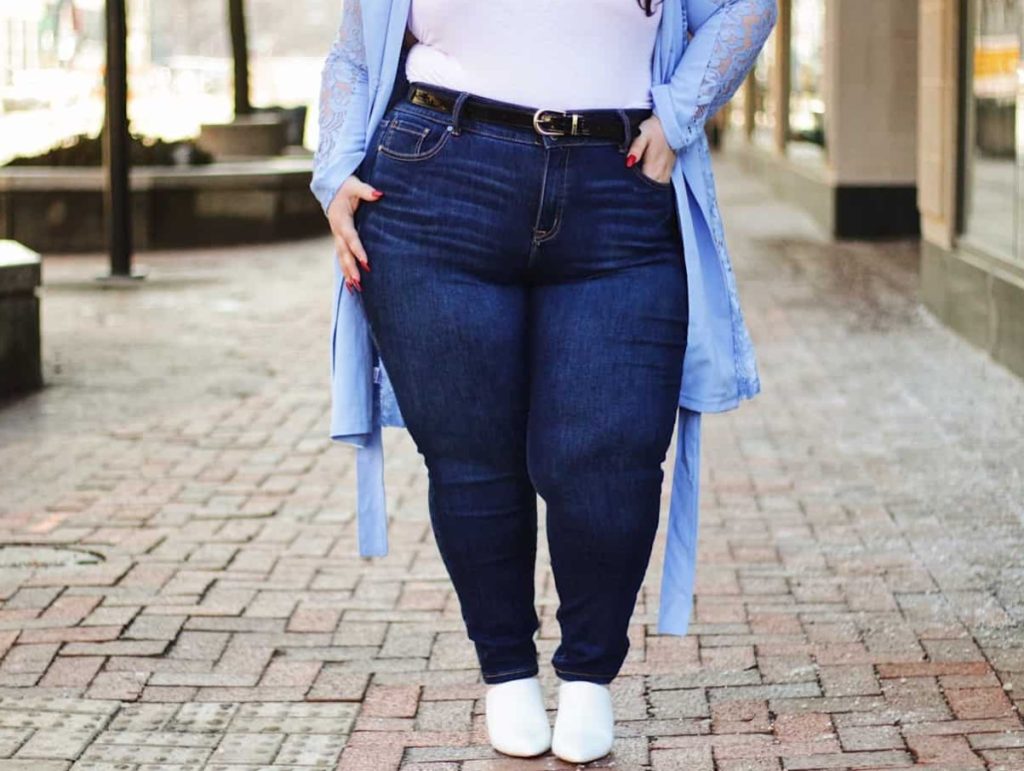 De mest trendy jeans til kurvede former, der skjuler figurens mangler og forlænger benene, er blevet kåret