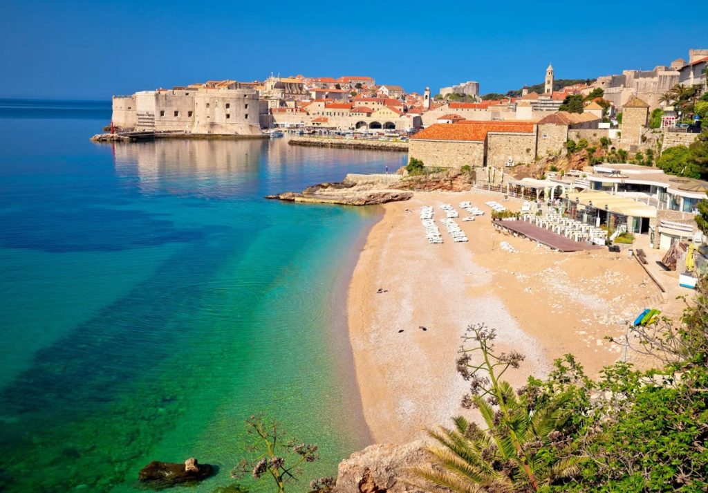 Solnedgang i Dubrovnik: hvordan man tilbringer en aften på Banje-stranden og ikke går glip af nattens magi