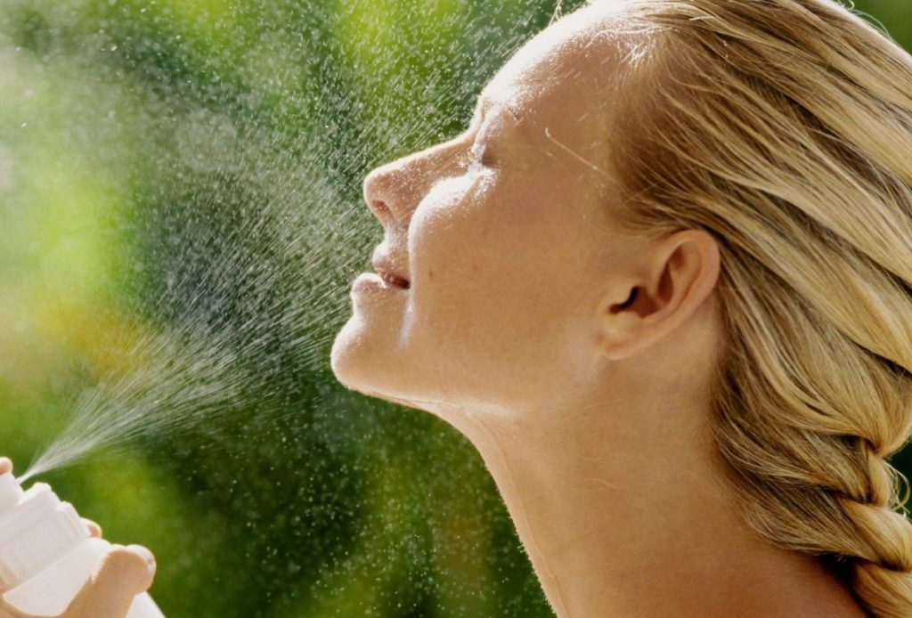Ansigtsspray: hvad er det, virker det virkelig, og hvornår skal man bruge det?