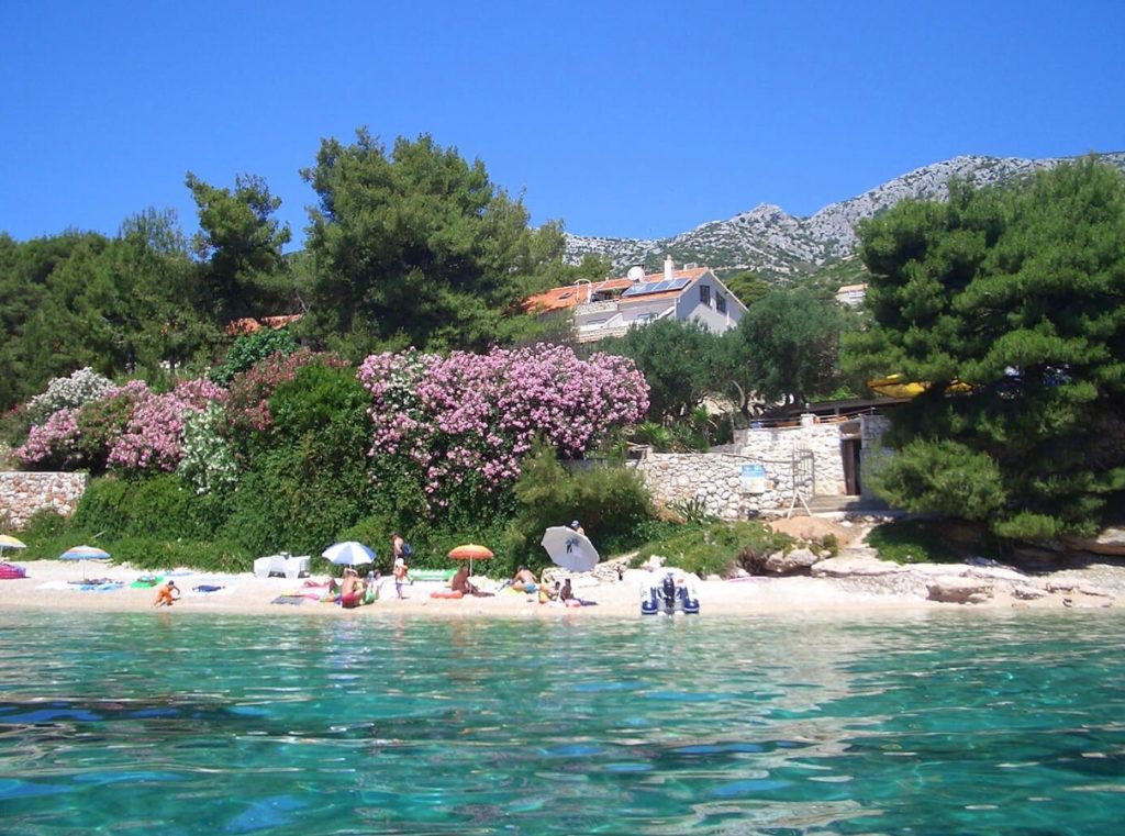 Havet møder lavendel: Europas mest undervurderede strand ligger gemt i en kroatisk landsby.