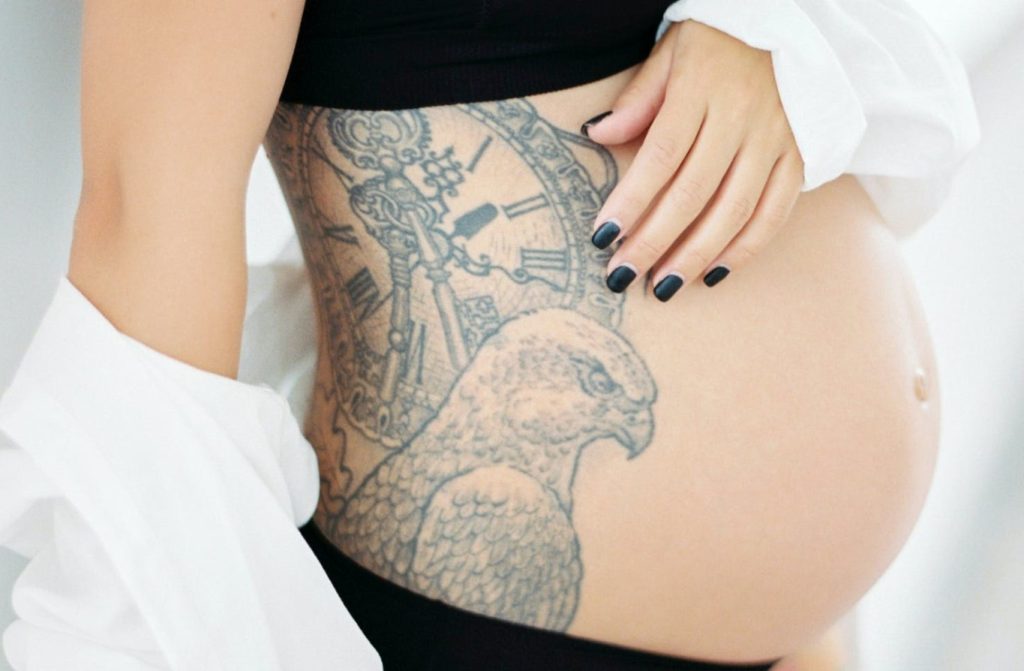 Kan man få tatoveringer under graviditeten: hvad vordende mødre bør vide