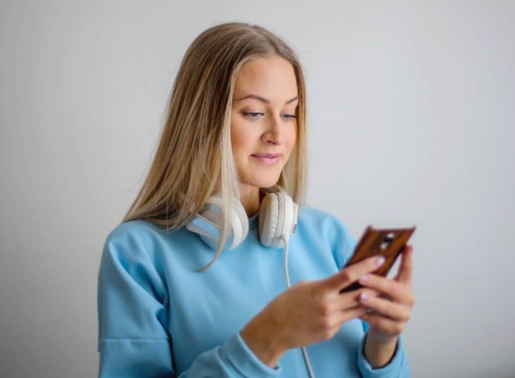 Din hals afslører din alder: dette er den telefonholdning, der stjæler din ungdom og fører til dobbelthage