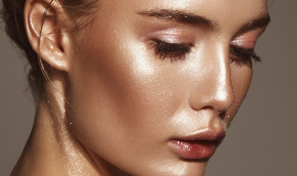 Drop highlighters er et nyt produkt for 2025, der får din hud til at stråle uden besvær.