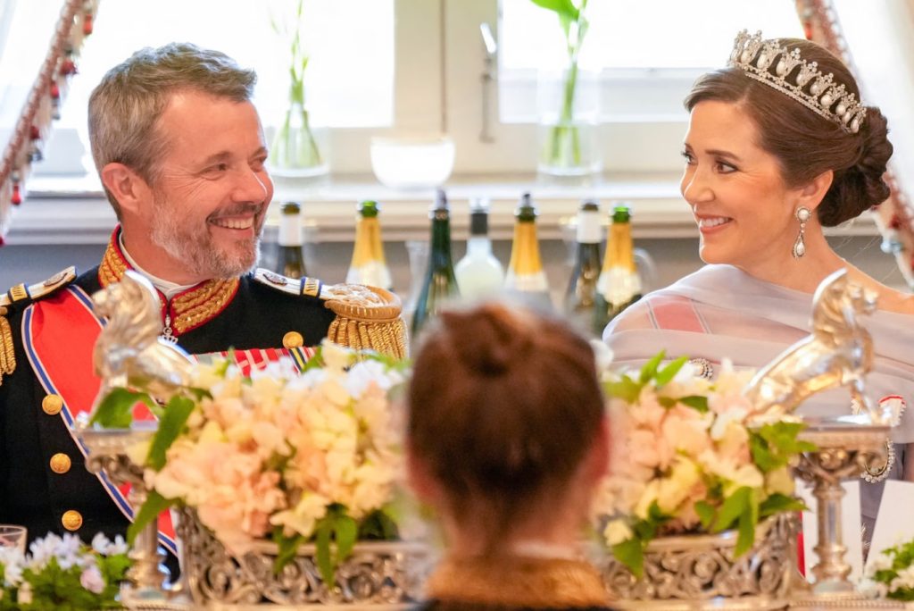 Det kongelige par genopliver en århundredgammel tradition. Eksperter kalder det en »klog beslutning«.