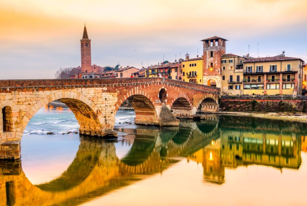 En by i Italien, hvor selv gaderne ligner scener fra et teaterstykke — fra katedraler til Scaliger-paladserne