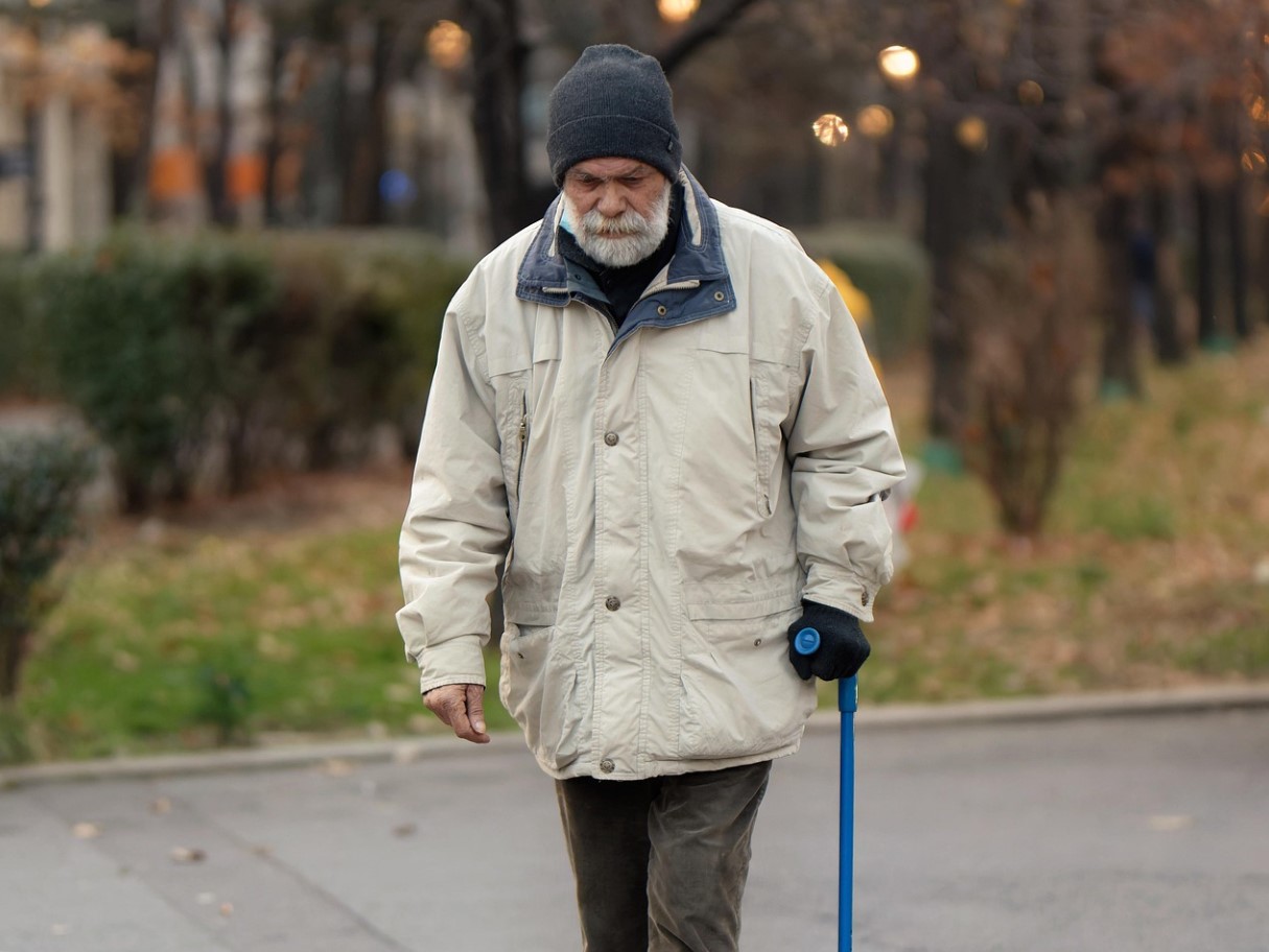 Hvad det betyder, når en person går og kigger på jorden, ifølge psykologien