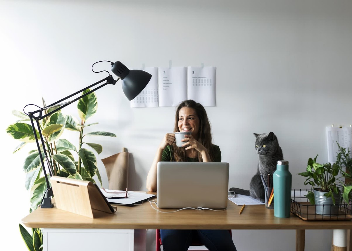 Efter fem års forskning er forskere kommet til den konklusion: at arbejde hjemmefra gør os lykkeligere.