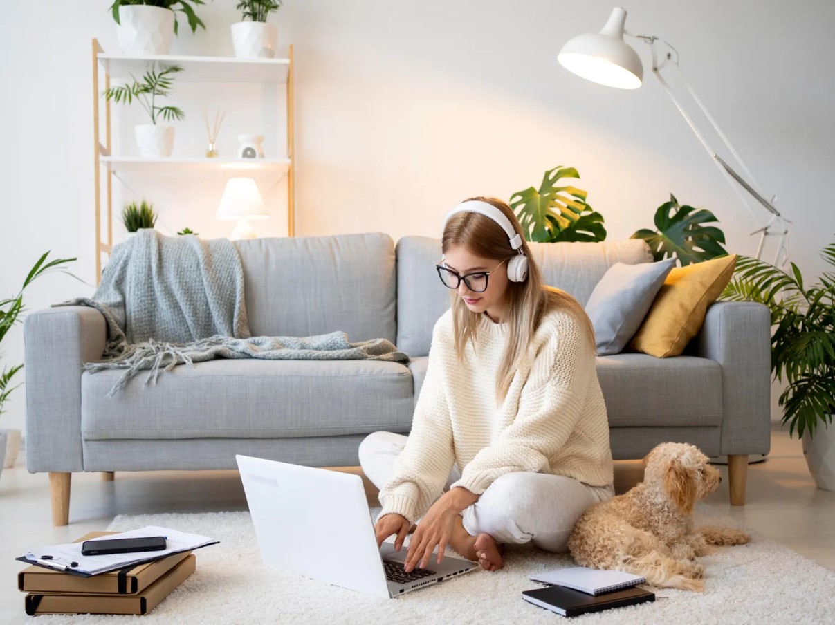 Efter fem års forskning er forskere kommet til den konklusion: at arbejde hjemmefra gør os lykkeligere.