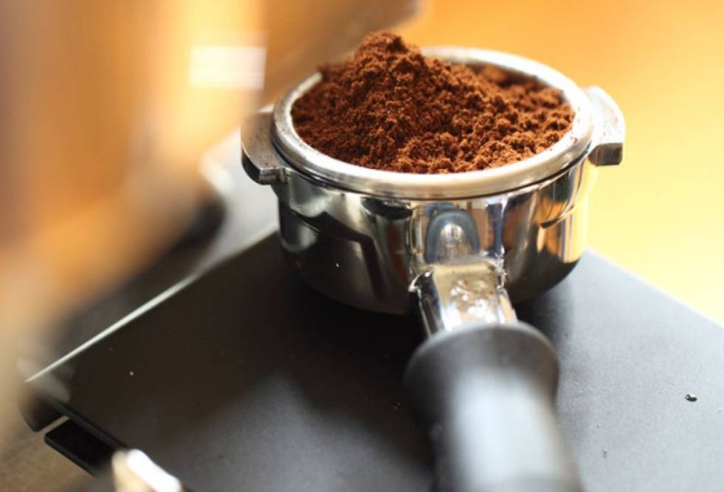 Af denne grund anbefales det ikke at fylde kaffemaskinen om aftenen.