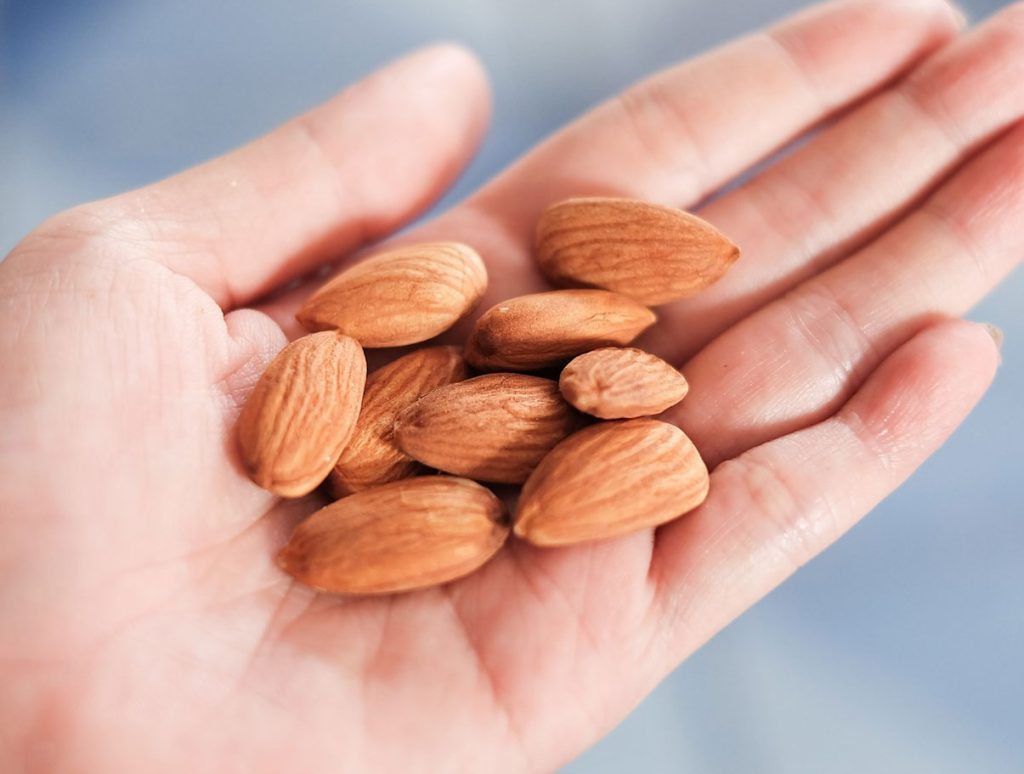 7 bivirkninger ved at spise for mange mandler