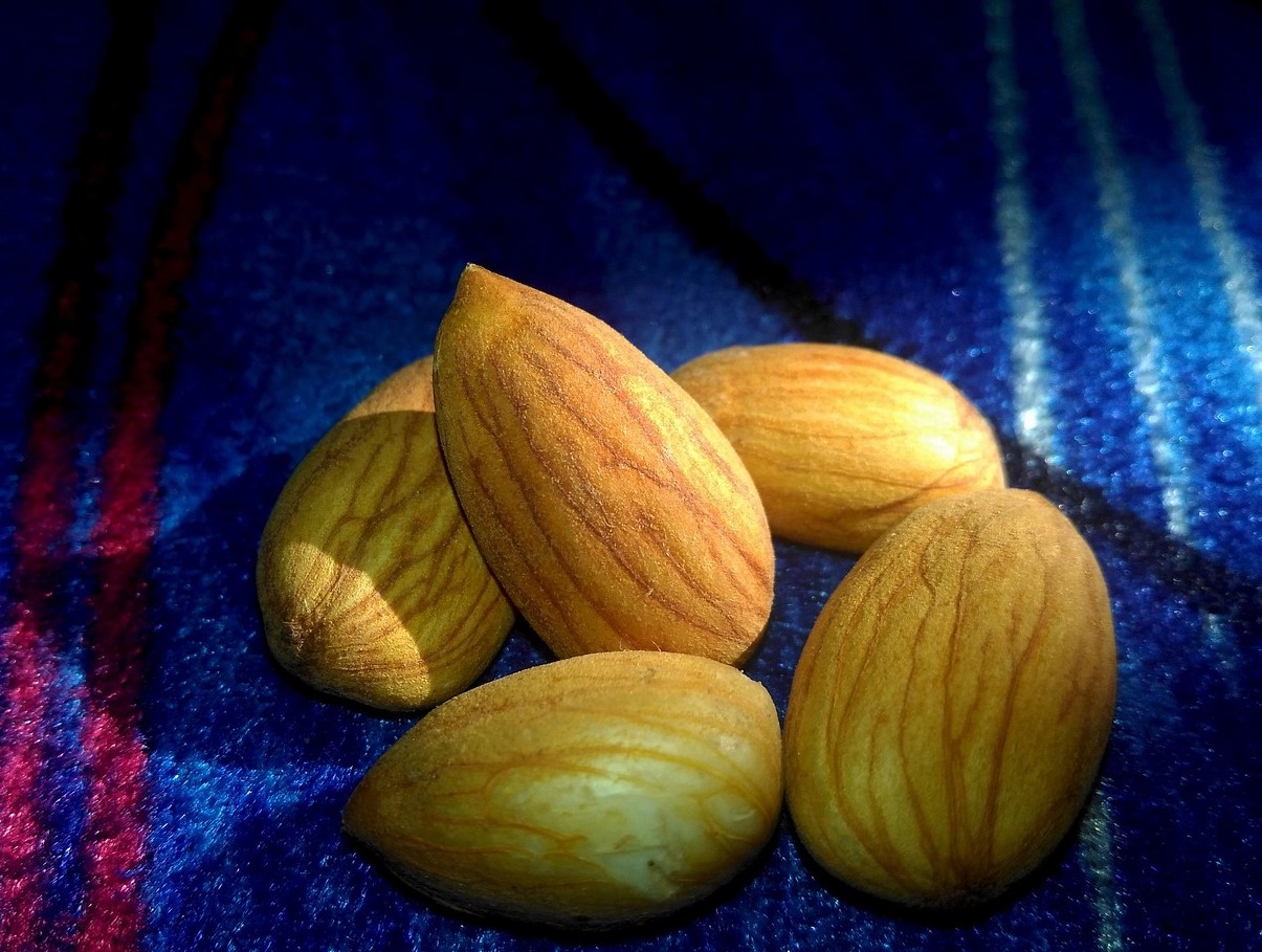 7 bivirkninger ved at spise for mange mandler