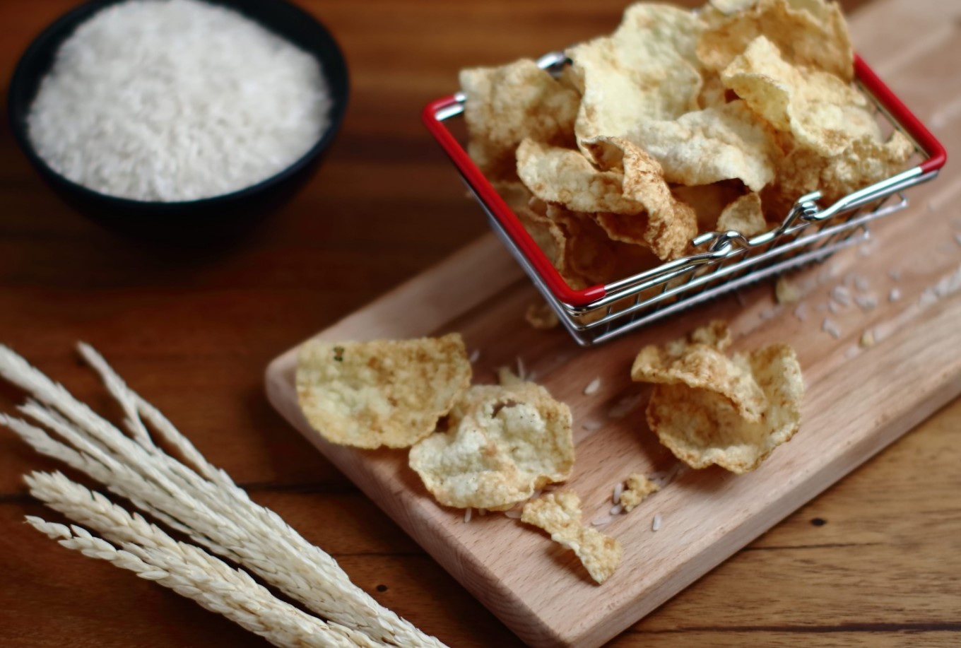 Rester af ris kan omdannes til sprøde chips. På det seneste har jeg ofte kogt for meget ris.