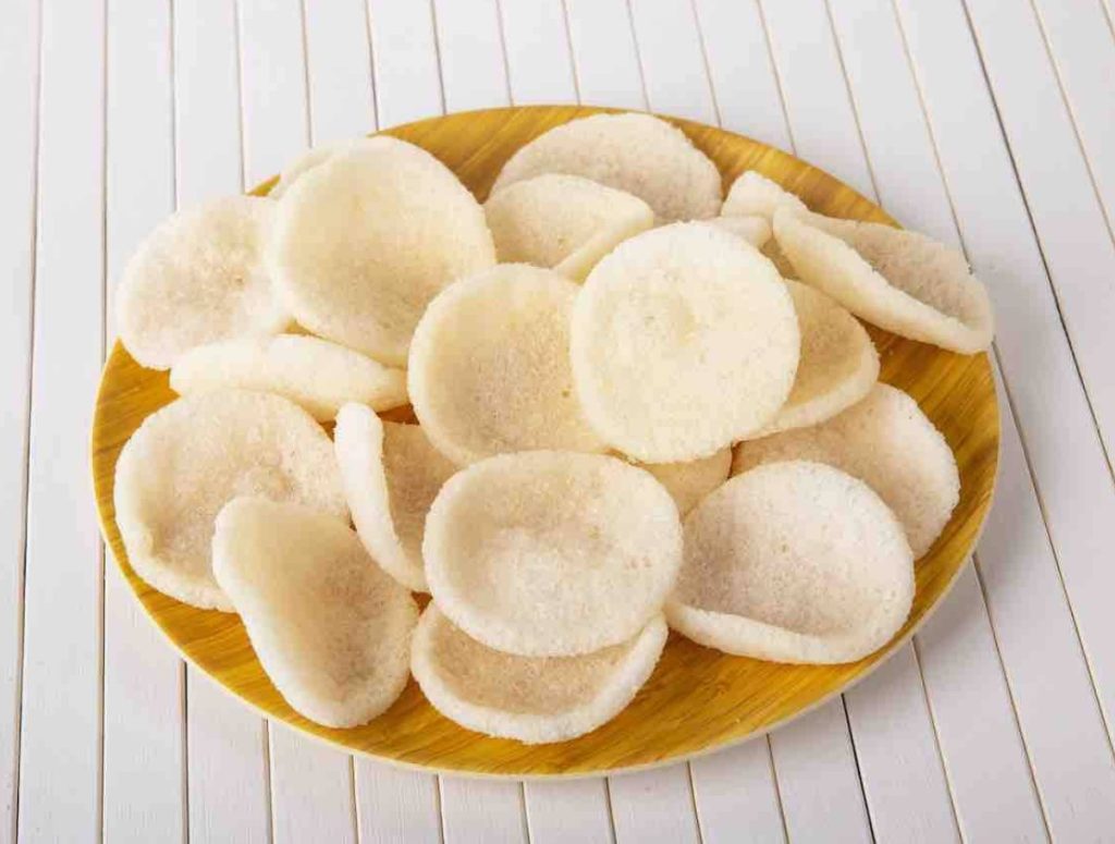 Rester af ris kan omdannes til sprøde chips. På det seneste har jeg ofte kogt for meget ris.