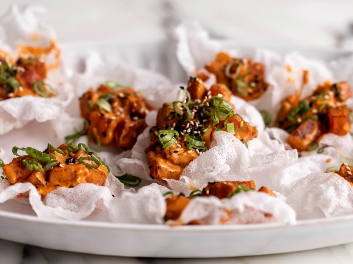 Rester af ris kan omdannes til sprøde chips. På det seneste har jeg ofte kogt for meget ris.